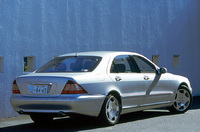 S600Lには、アクティブボディコントロールと呼ばれるアクティブサスペンションが標準で装備される。コイルスプリングを固定する油圧ユニットおよびガス封入式ショックアブソーバーを電子制御、フラットな乗り心地を提供する。「ノーマル」ほか、コーナリング時のロールを抑制する「スポーツ」モードも選択可能だ。