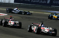 冬のテストで好調が伝えられたホンダ勢。ジェンソン・バトン（手前右）は予選3位からスタートしたがクラッチトラブルで出遅れ、フェラーリから移籍してきたチームメイト、ルーベンス・バリケロ（手前左）と5番手を争い抜きつ抜かれつした。バトンは4位完走、バリケロはギアボックスのトラブルで15位でフィニッシュ。レース前には優勝候補にもあげられていただけに、ホンダにとってはやや低調なスタートとなった。（写真＝Honda）