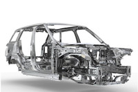 ボディーはオールアルミ製。車両重量は最大で420kgもの軽減に成功した。