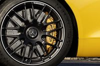 「GT S」のフロントブレーキ。「GT」が360mmのディスクローターを採用しているのに対し、こちらは390mmのディスクローターを装備している。キャリパーはともに6ピストン。
    