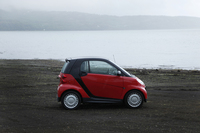 「フォーツー」に設定されるボディーカラーは全7色だが、今回試乗した「クーペmhdプラス」で選べるのはラリーレッドとクリスタルホワイトの2色のみ。
    