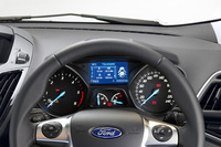 左にエンジン回転計、右に速度計を配置し、中央にメッセージセンターを置くメーターパネルレイアウトも「フォーカス」と足並みをそろえている。
    