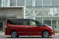 「セレナ」には、テスト車の「マルーンレッド×ダイヤモンドブラック」をはじめとするツートンカラー4種類を含む、全13種類のボディーカラーが用意される。