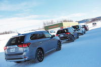 スタート地点の前でコースインを待つ試乗車の列。今回の試乗会は、十勝スピードウェイに用意された特設の雪上コースで行われた。