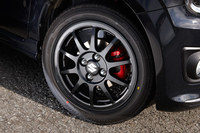 165/55R15というタイヤサイズは「ターボRS」と共通だが、ホイールについてはターボRSの15インチ×4 1/2Jに対して15インチ×5Jと、リム幅が拡大されている。