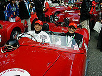 イタリアのミッレ・ミリア・ストリカにも参加しているタレントの堺正章さんは、ラ・フェスタ・ミッレ・ミリアには常連で、昨年は優勝を果たした。今年は新たに手に入れた1956年マセラーティ150Sで参加した。コ・ドライバーを務めるのは音楽家の井上堯之さん。