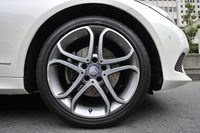 タイヤサイズは、フロント：235/40R18、リア：255/35R18が標準。試乗車には「コンチスポーツコンタクト３」が装着されていた。