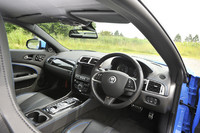 「ソフトグレインレザー」で覆われた上質なインテリア。ボディーカラーに合わせてブルーのパイピングとステッチが入る。