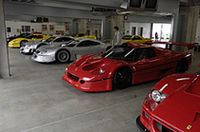 フェラーリ「F40」「F50」、メルセデス・ベンツ「CLK-GTR」など希少なクルマがずらっと展示された。