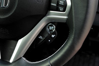 ホンダが“秘密のボタン”と呼ぶ「S＋ボタン」は、ステアリングホイールの右下に添えられる。