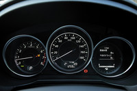 メーターはマルチインフォメーションディスプレイを備えた3眼式。文字盤にスピンドル加工を施すなど、見た目の美しさも重視されている。