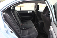 「カローラ アクシオ ハイブリッドG」のリアシート。トランクルームと同様、こちらもガソリン車と同等のゆとりを備えている。
    