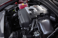 エンジンは「ラグジュアリー」「エレガンス」共通で2リッター直4直噴ターボを搭載。「ATS」のエンジンと基本的に共通だが、最大トルクは35.9kgmから40.8kgmに高められている。
    