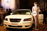 ヨン様さまさまの「ソナタ」。発表会会場に本人は……登場しなかったが、写真のような“紙ヨン様”がご挨拶。これに加え、ポスター、サイン入りステアリングホイール（写真下）などが飾られた“ヨン様コーナー”が設けられた。