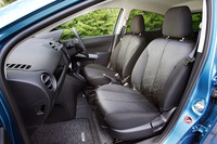 「デミオ 13-SKYACTIV」のインテリアはブラックが標準となり、ライトグレーがオプションで選べる。
    