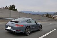 新エンジンを搭載した「カレラS」（PDK仕様）の動力性能は、最高速が306km/h、0-100km/h加速が3.9秒と公表される。