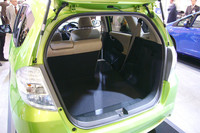 荷室フロアはわずかに高くなったが、他「フィット」ファミリー同様、フルフラット状態にできる。