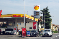 「シェル」のガソリンスタンド。フィレンツェ郊外にて。