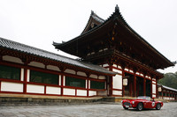 奈良の東寺で。世界遺産とクラシックカーはよく似合う。