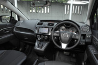 インテリアも従来型から一部を変更。本革巻きステアリングの形状が変えられたほか、「20S-SKYACTIV」と同「Lパッケージ」には艶のあるピアノブラックのオーディオパネルが採用されている。