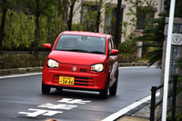 シンプルでありながら個性的なデザインをまとう「スズキ・アルト」。ボディーそのものの軽さ（610～700kg）もセリングポイントとなっている。