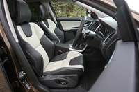 テスト車にはオプションの「レザー・パッケージ」（25万円）と本革スポーツシート（10万円）が装着されていた。