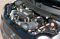 「N-ONE」には、自然吸気とターボ（写真）、2種類のエンジンが用意される。いずれも、先に発売された「N BOX」「N BOX＋」のパワーユニットをベースに、さらなるリファインを施したもの。