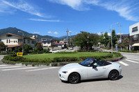 約700ｍほど続く桜並木。ソメイヨシノを中心に150本ほどの桜が並び、開花期には桜まつりが開催され、夜間にはライトアップも。