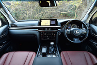 「LX570」のインストゥルメントパネルまわり。空調システムには、1、2列目シートの乗員の有無を検知し、4席独立温度調整オートエアコンやシートヒーターなどを作動させる「レクサス クライメイト コンシェルジュ」が採用される。