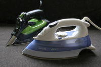 わが家で10年以上にわたって使用した、フィリップ製アイロン「アジュール4018」（写真手前）。