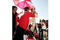 マシンを降りた井出に、担当エンジニアの村田卓児が駆け寄ってきた。「おまえは、すごい、すごいよ」と叫びながら、ふたりは喜びを分かち合っていた。