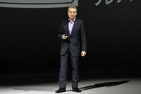 ルノー・ジャポンのフレデリック・ブレン氏。シンプルでユニークなデザインの「トゥインゴ」を「パリの人の審美眼に応えるクルマ」と紹介。