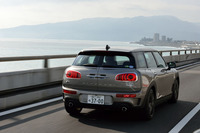 「MINIクーパーSクラブマン」の燃費はJC08モードで16.6km/リッター。アイドリングストップ機能が標準で備わる。