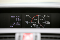 インストゥルメントパネルの上段に設けられたマルチファンクションディスプレイ。燃費情報やVDCの作動状況などに加え、ターボの過給圧を表示するブースト計の機能も備わる。