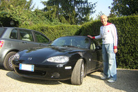 イタリアのMX-5愛好会「MX-5パッション」のミーティングにやってきた日の丸青年。2004年。