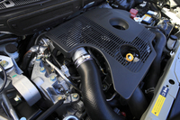 最高出力214psを発生する1.6リッター直4直噴ターボエンジン。25.5kgmという最大トルクは「ジュークNISMO」と同じだが、発生回転域は2400-4800rpmから2400-6000rpmに広げられている。
    