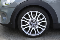 「クーパーD 5ドア」の標準タイヤサイズは175/65R15。テスト車にはオプションの 18インチアルミホイールと、205/40R18サイズのタイヤが装着されていた。