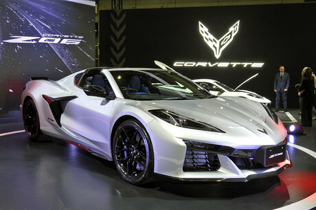 ゼネラルモーターズ・ジャパンはシルバーのボディーがまぶしい「シボレー・コルベットZ06サントリーニエデ...