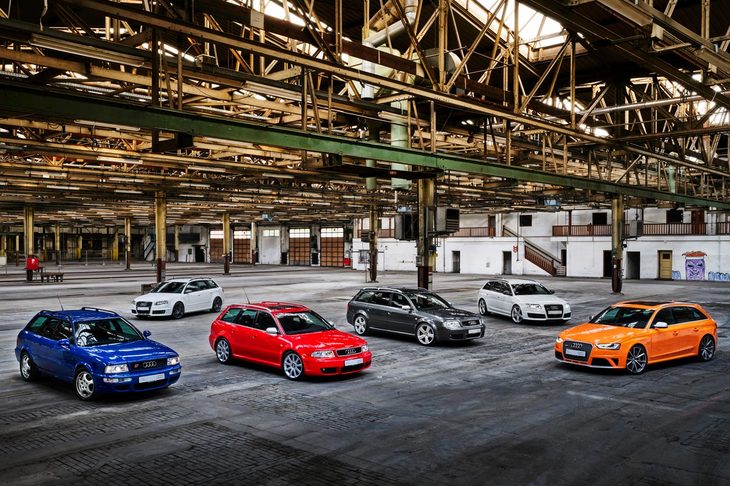 「RS」モデルは、アウディのモータースポーツ活動を担うアウディ スポーツが手がけたハイパフォーマンスモデル。1994年に最初のモデルである「RS2」（写真左端）が登場した。