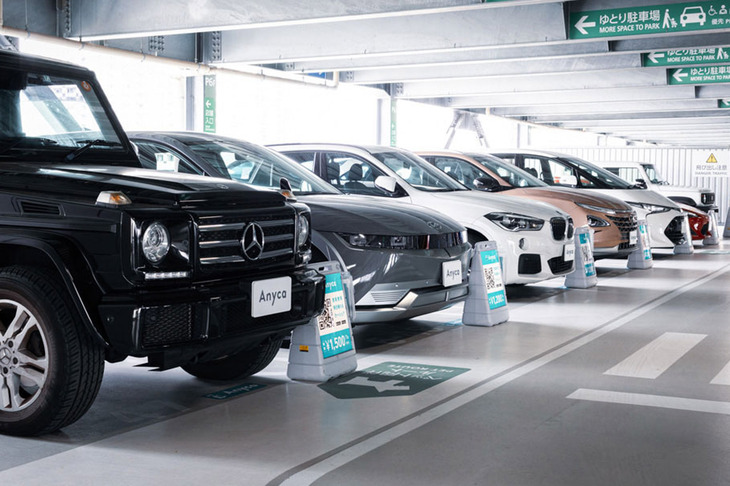 東京・有明の大型複合施設、有明ガーデンに「Anyca Officialシェアカー」で最大級のステーションが2023年2月にオープン。ヒョンデの電気自動車「アイオニック5」や燃料電池車「ネッソ」、「メルセデス・ベンツGクラス」「トヨタ86」「レクサスNX」など最新モデルが一堂にそろっており、24時間非対面でいつでも好きな時間に利用できる。