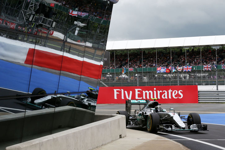 開幕戦からポイントリーダーの座を守ってきたロズベルグ。イギリスGP前に11点あったハミルトンとの差は、ハミルトンの優勝と自身の3位降格によりたった1点にまで縮小した。ギアボックストラブルが起きた時、チームから無線で解決方法を指示してもらったことが10秒加算のペナルティーの決め手となった。ルールでは、ドライバーは単独で、いかなる補助もなく走らなければならないとされている。（Photo=Mercedes）