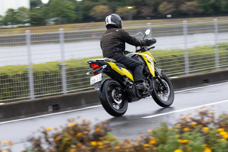 スロットルを大きく開いたときの、トルクの“ツキのよさ”も「Vストローム250SX」の魅力。このエンジン特性も、ダートや林道などで力を発揮するに違いない。