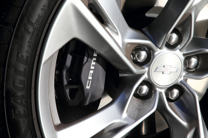 強力なエンジンパワーに対応するべく、「SS」は制動力も強化。前後ともにブレンボ製のハイパフォーマンスブレーキシステムが装備されている。