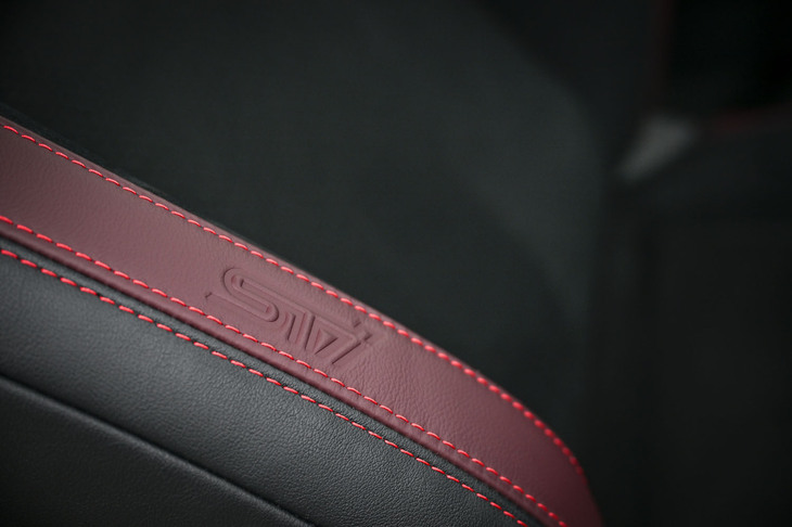 スバルBRZ STI Sport（フロントシートの「STI」ロゴマーク）