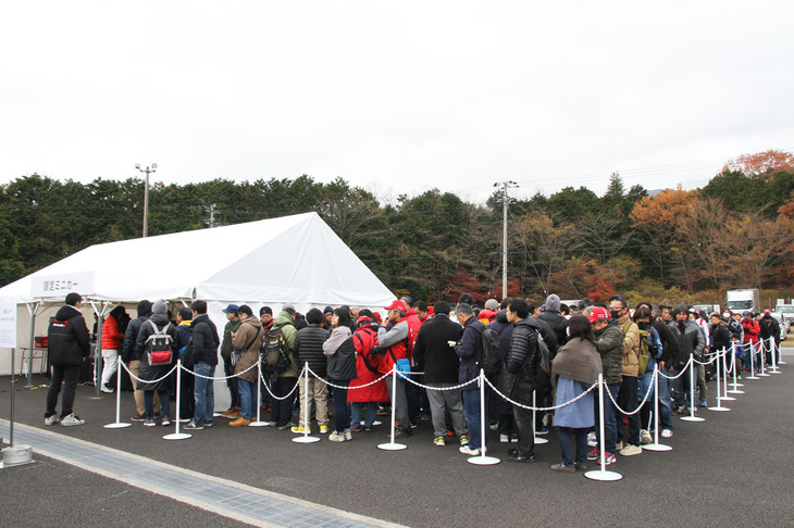 ファンにとってニスモフェスはパーツやグッズなどを手に入れる貴重な機会でもあるが、最も長い列ができていたのは限定ミニカーの販売コーナー。