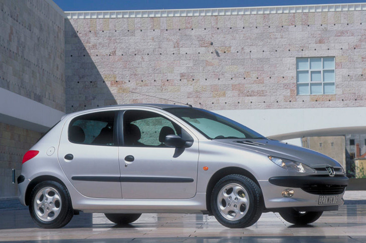 次点は「プジョー206」。なんとワイパーの取り付け位置が左ハン仕様のままだったのだ。運転席側の拭き取り面積を広げるべく、リンク機構を仕込むなどの涙ぐましい努力もされていたが、効果についてはお察しの通り。雨の日の運転はマジでヘキエキした（笑）。完全に余談だが、記者の友に「206CC」に乗っている傾奇（かぶき）者がいた。まだ持っているのかしら？