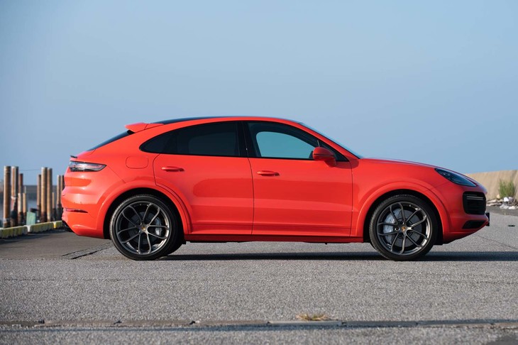 ルーフのブラック部分をサイドに回り込ませることで、実際よりもルーフラインが後ろ下がりのように見せている。サイドウィンドウのグラフィックは「911」のようだ。