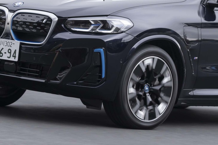 「アドバンスポーツV107」では、一般市販車用タイヤとして初めて、構造材に高剛性のアラミド繊維を採用。これによりドライ路面での操縦安定性が向上している。