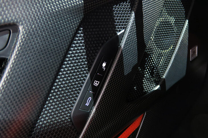 フェラーリSF90 XXストラダーレ（ドアスイッチパネル）