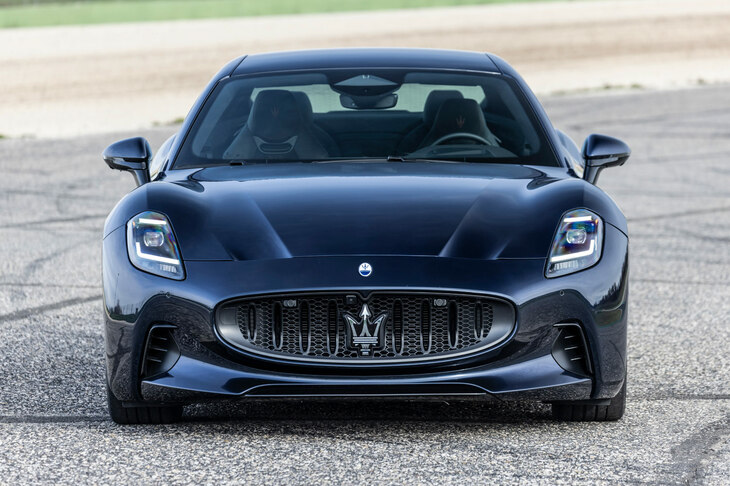 BEVの「フォルゴーレ」は、フロントに専用デザインのグリルスプリッターやディフューザーを装備。Cd値（空気抵抗係数）は、ICEVの0.28に対し0.26に抑えられている。